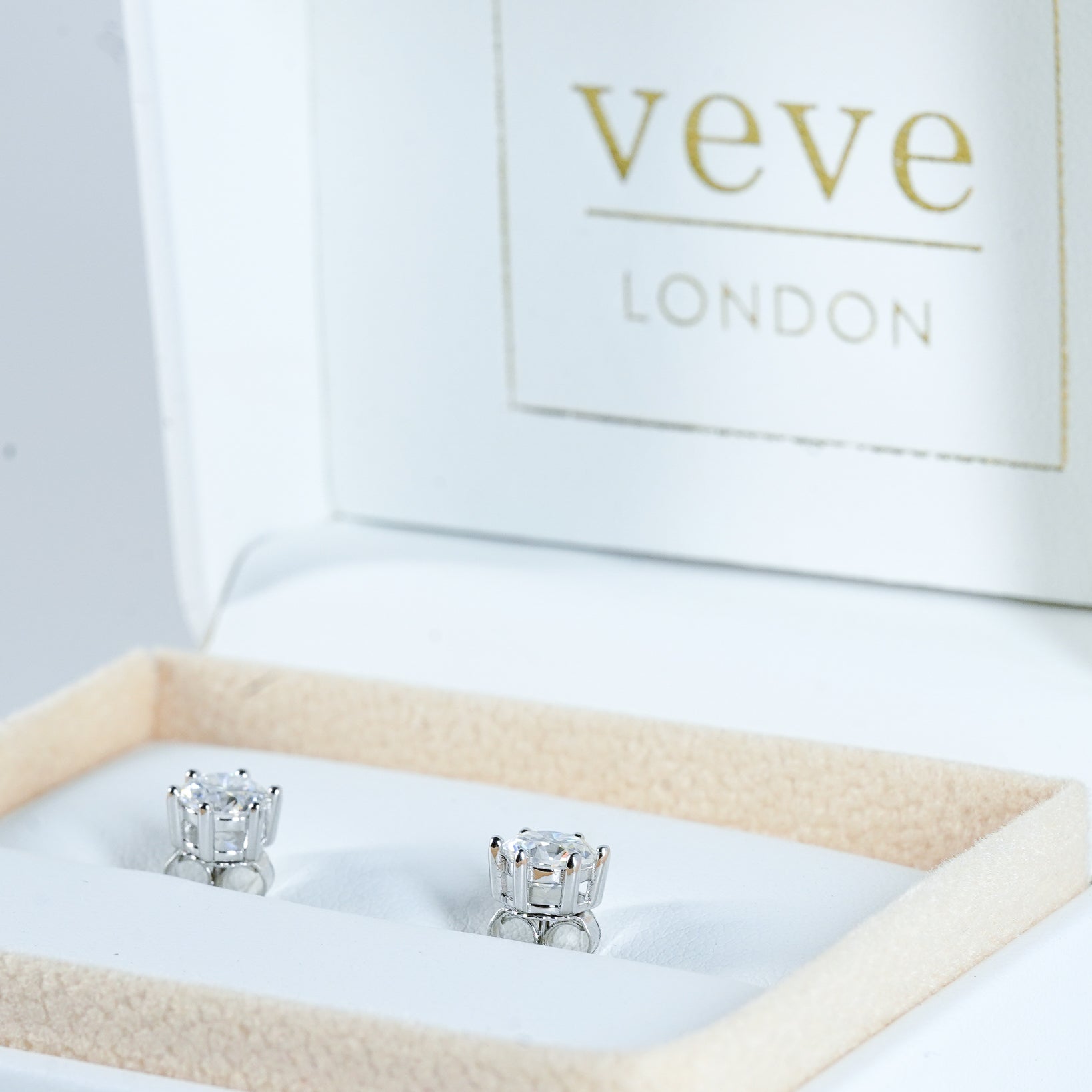 6-Round Claw Moissanite Stud Earrings