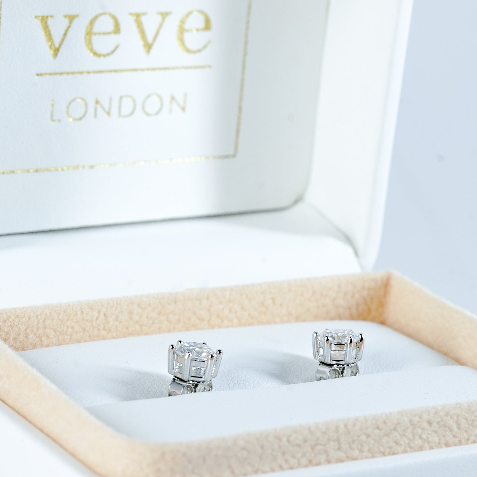 6-Round Claw Moissanite Stud Earrings