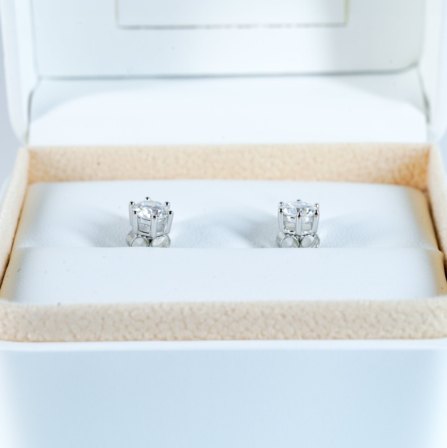 6-Round Claw Moissanite Stud Earrings