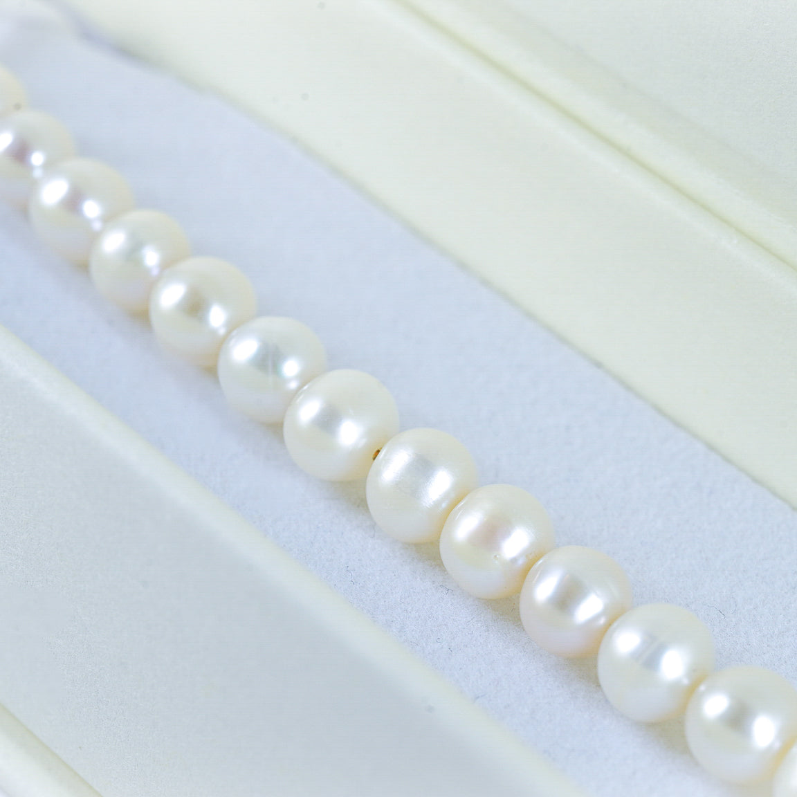 Beautiful Pearl Bracelet with 14k Gold-plated Extender Clasp